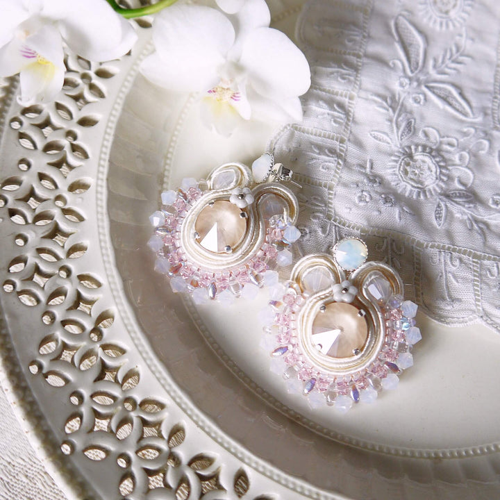 Runde Soutache-Ohrringe in Weiß und Silber