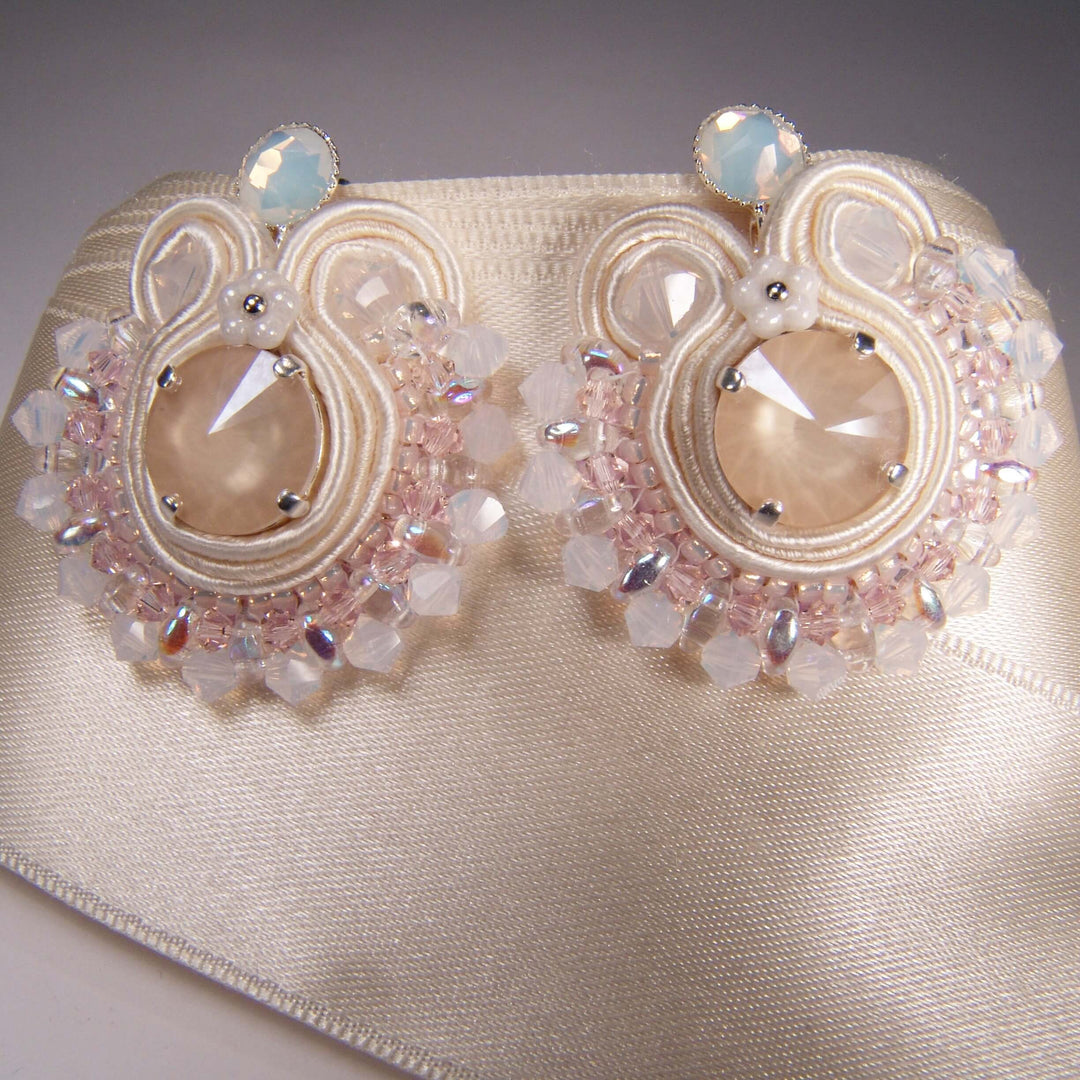 Runde Soutache-Ohrringe in Weiß und Silber