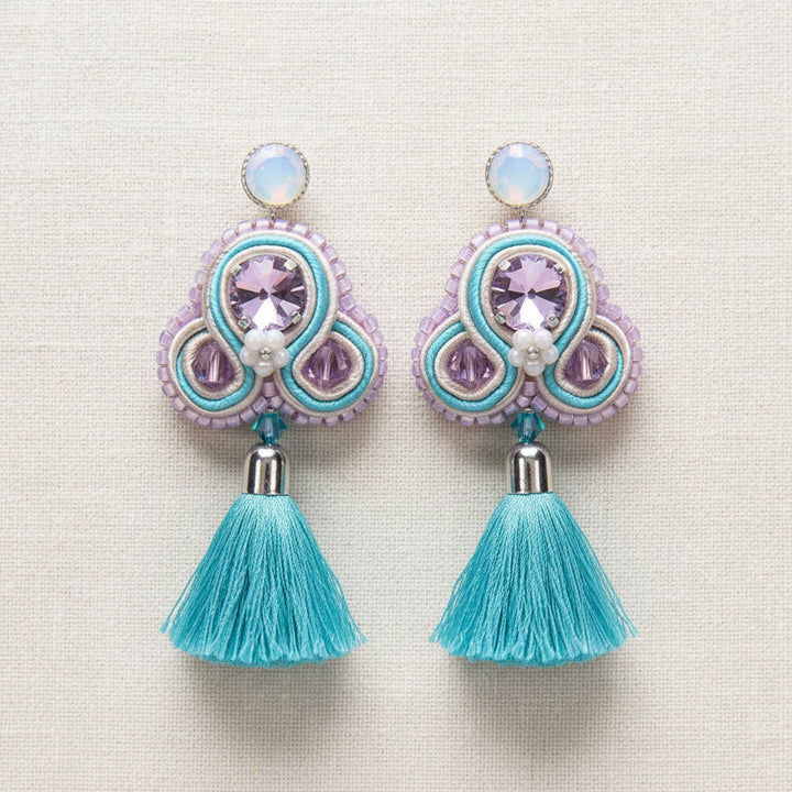 Handgenähte Quasten-Ohrringe in Türkis und Lila mit Swarovski Kristallen.