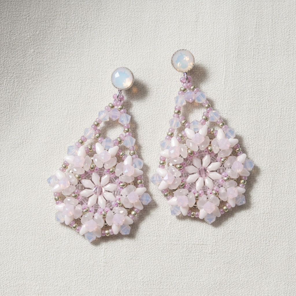 Lange Festival-Ohrringe in Pastell-Rosa und Weiß mit Rocailles