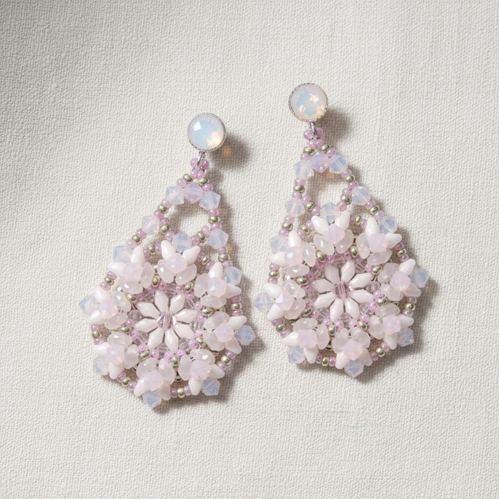 Lange Festival-Ohrringe in Pastell-Rosa und Weiß mit Rocailles
