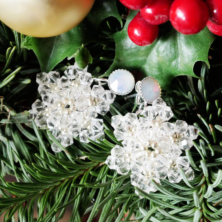 Winterliche Ohrringe mit klaren Swarovski Kristallen in Schneekristall-Optik