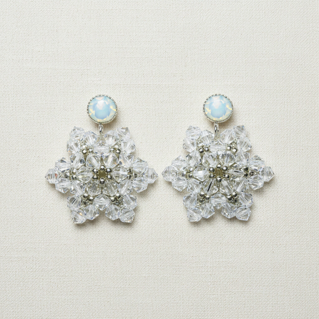 Winterliche Ohrringe mit klaren Swarovski Kristallen in Schneekristall-Optik