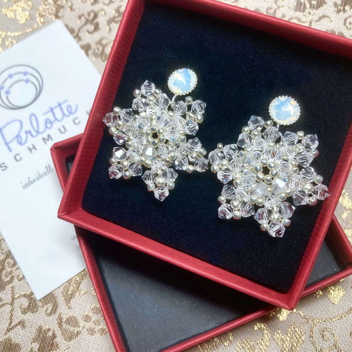 Winterliche Ohrringe mit klaren Swarovski Kristallen in Schneekristall-Optik