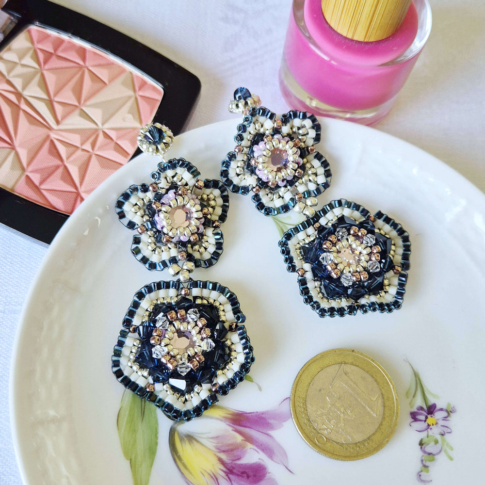 Dunkelblaue Blütenohrringe mit Swarovski Kristallen und Rocailles