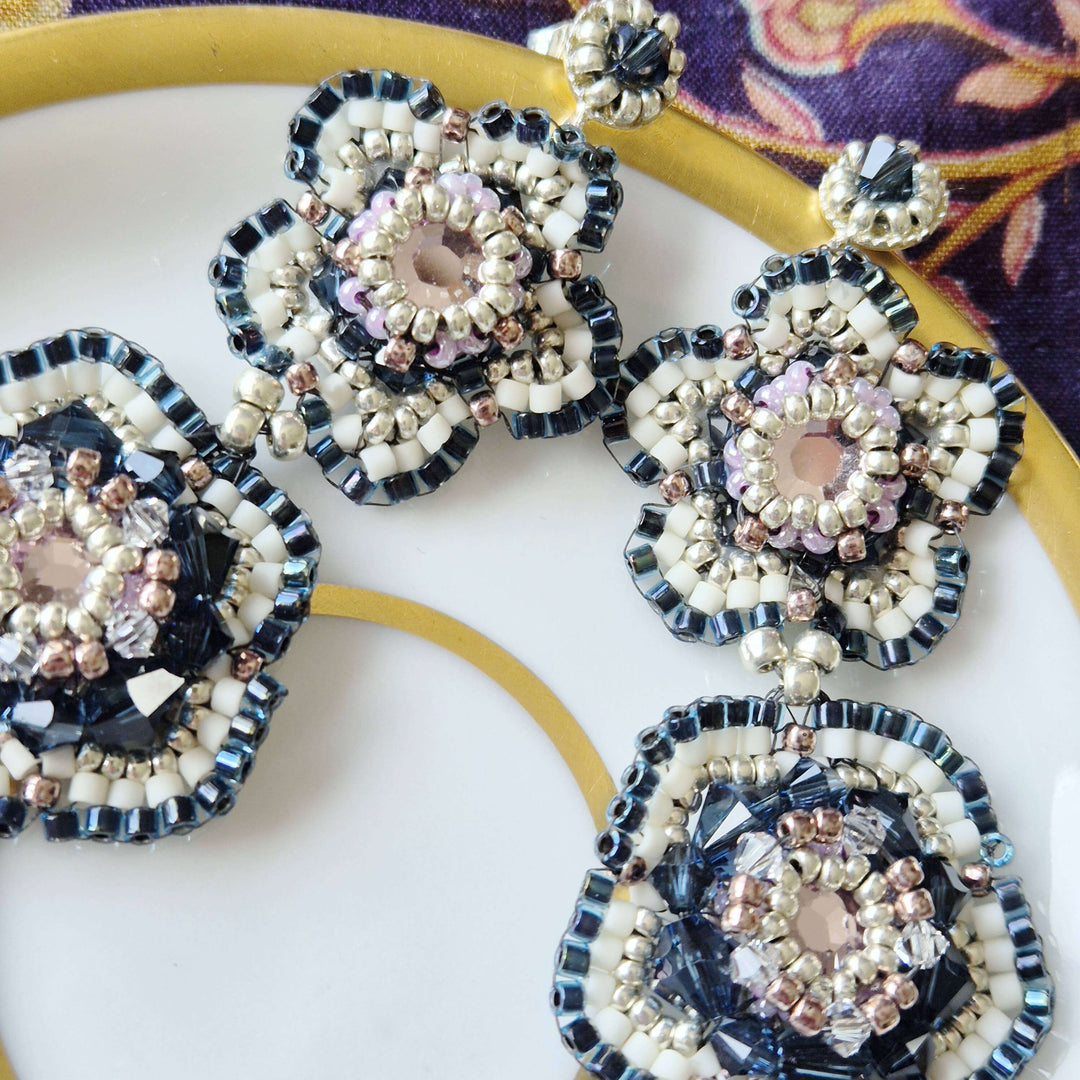 Dunkelblaue Blütenohrringe mit Swarovski Kristallen und Rocailles