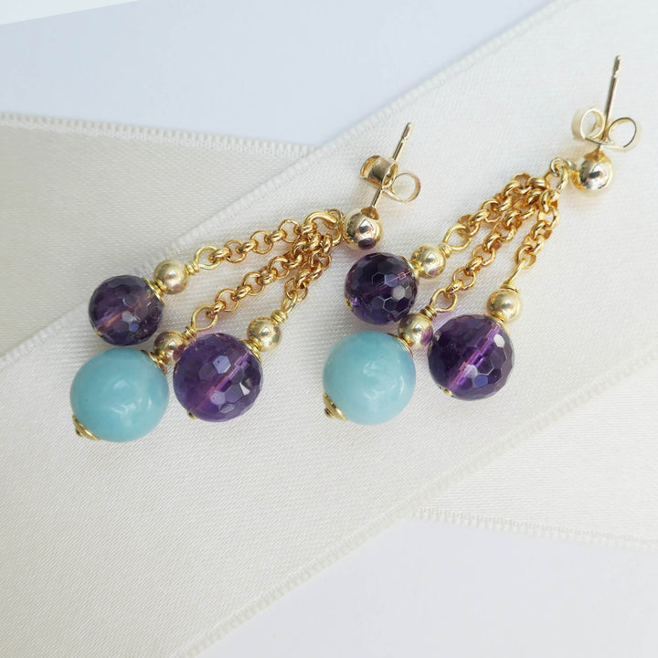 Vergoldete Edelstein-Ohrhänger mit Amethyst und Amazonit