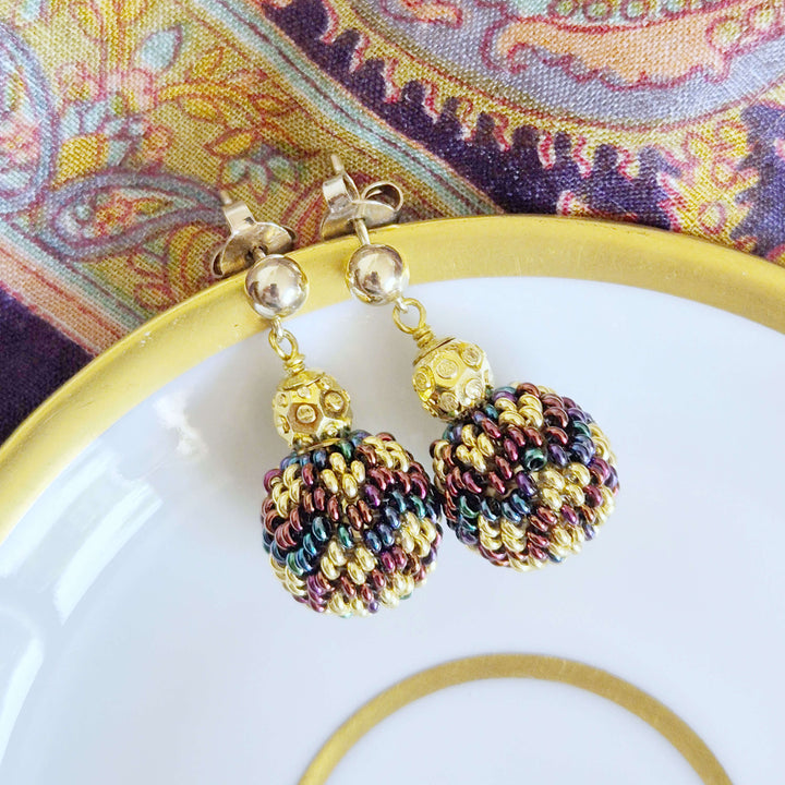 Bunte Perlenohrringe in Gold, Rot und Grünblau