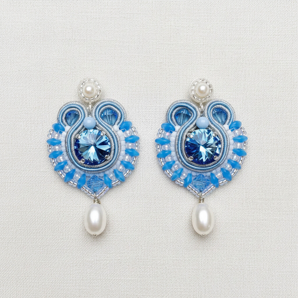 Soutache-Ohrringe in Hellblau Silber mit weißen Süßwassserperlen
