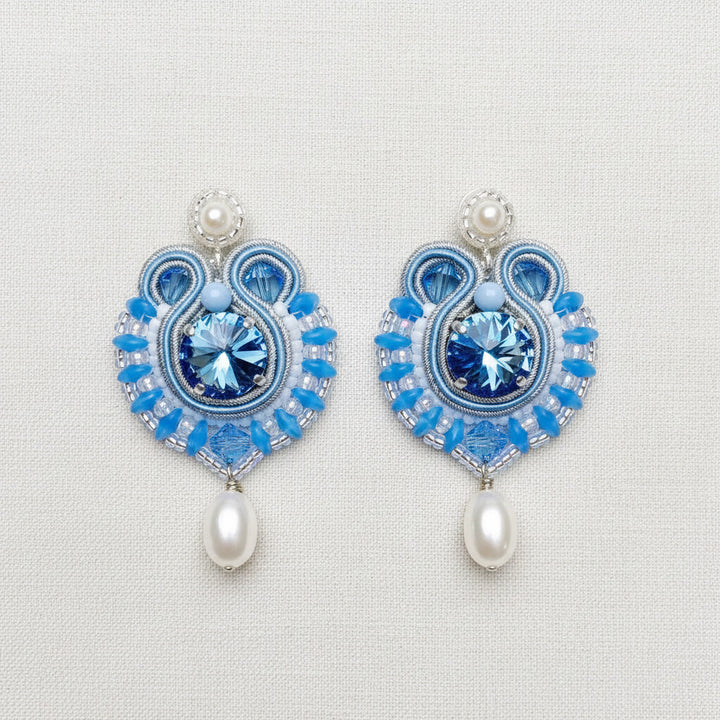 Soutache-Ohrringe in Hellblau Silber mit weißen Süßwassserperlen