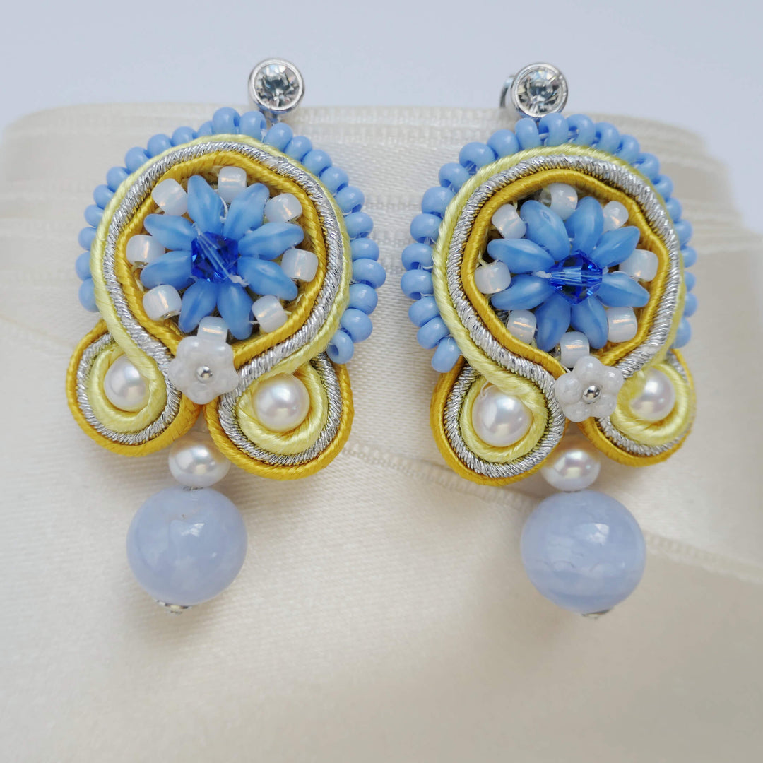 Soutache-Ohrringe mit Süßwasserperlen in Blau, Gelb und Silber