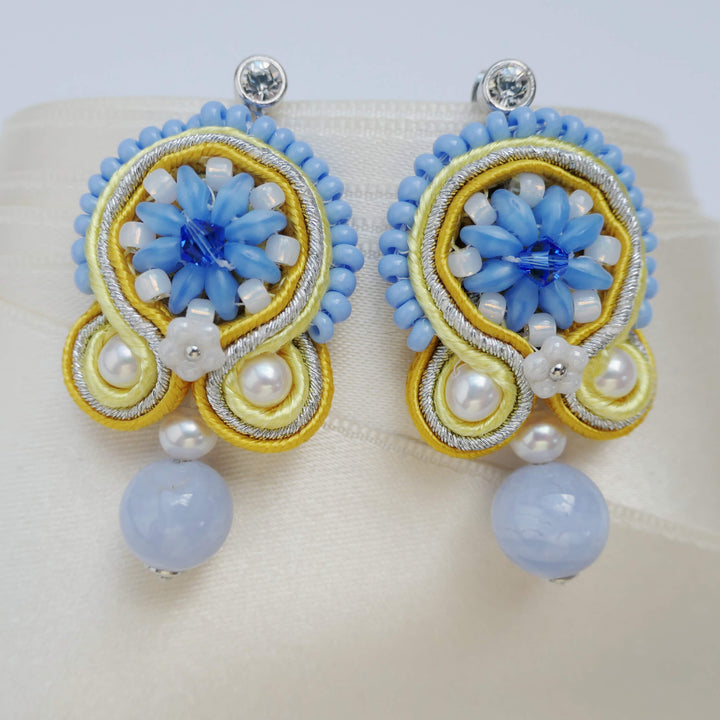 Soutache-Ohrringe mit Süßwasserperlen in Blau, Gelb und Silber
