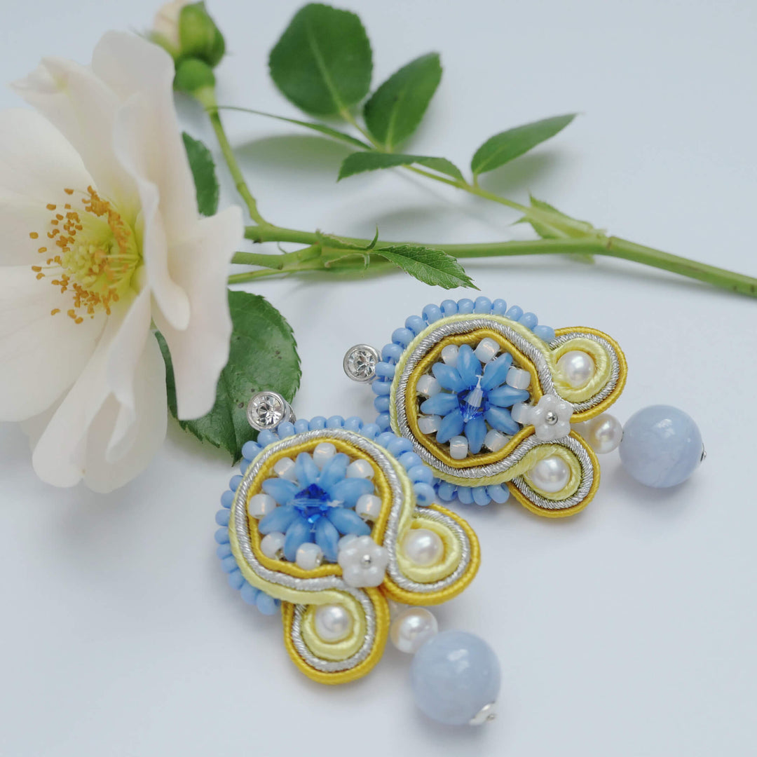Soutache-Ohrringe mit Süßwasserperlen in Blau, Gelb und Silber