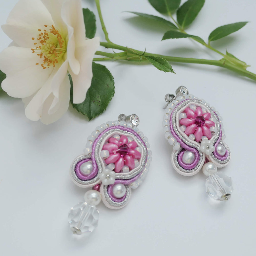 Soutache-Ohrringe Perlenblüte in Rosa und Silber