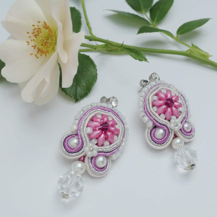 Soutache-Ohrringe Perlenblüte in Rosa und Silber