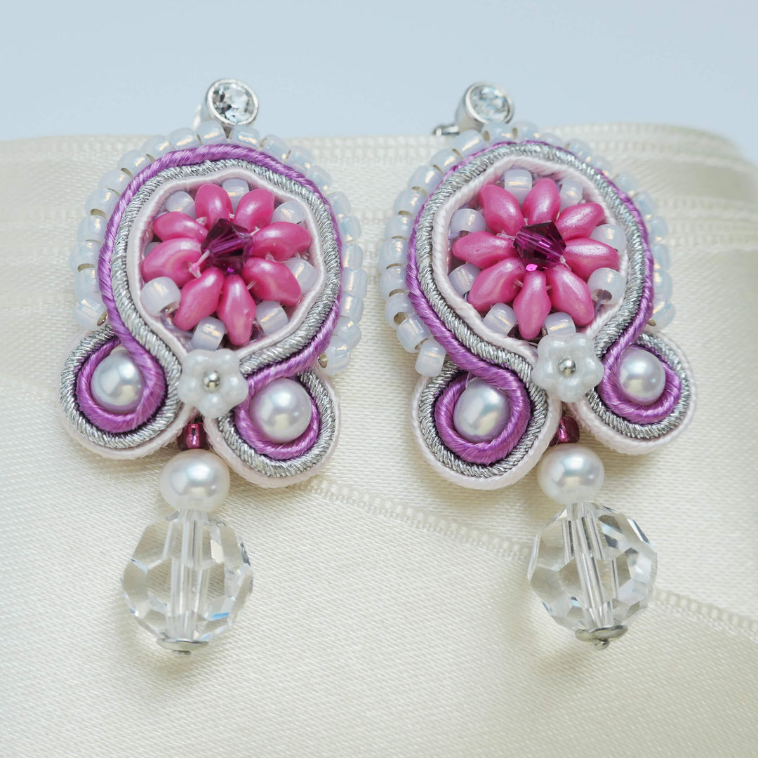Soutache-Ohrringe Perlenblüte in Rosa und Silber