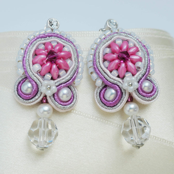 Soutache-Ohrringe Perlenblüte in Rosa und Silber