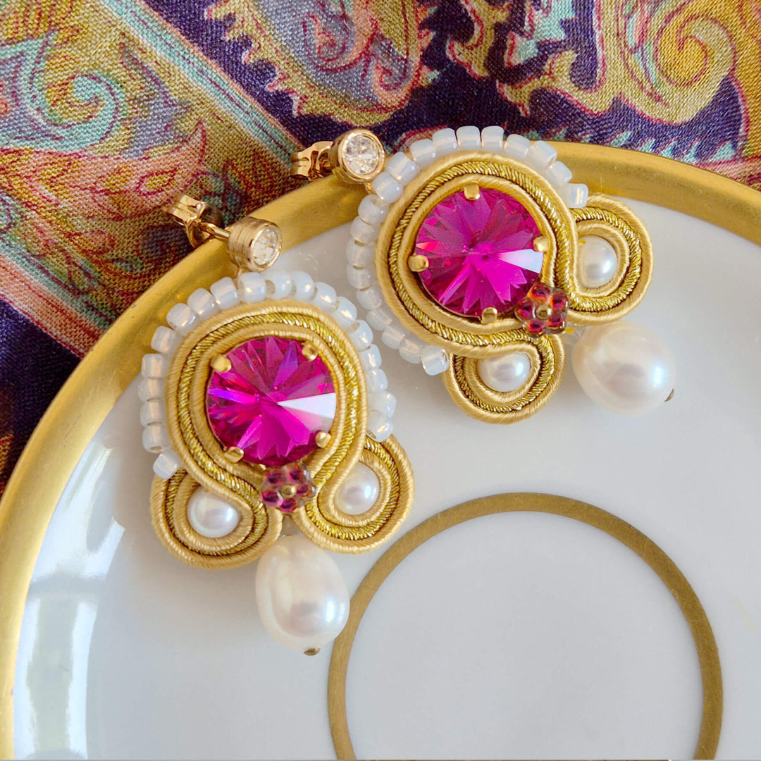 Soutache-Ohrringe Fuchsia-Weiß mit Perle