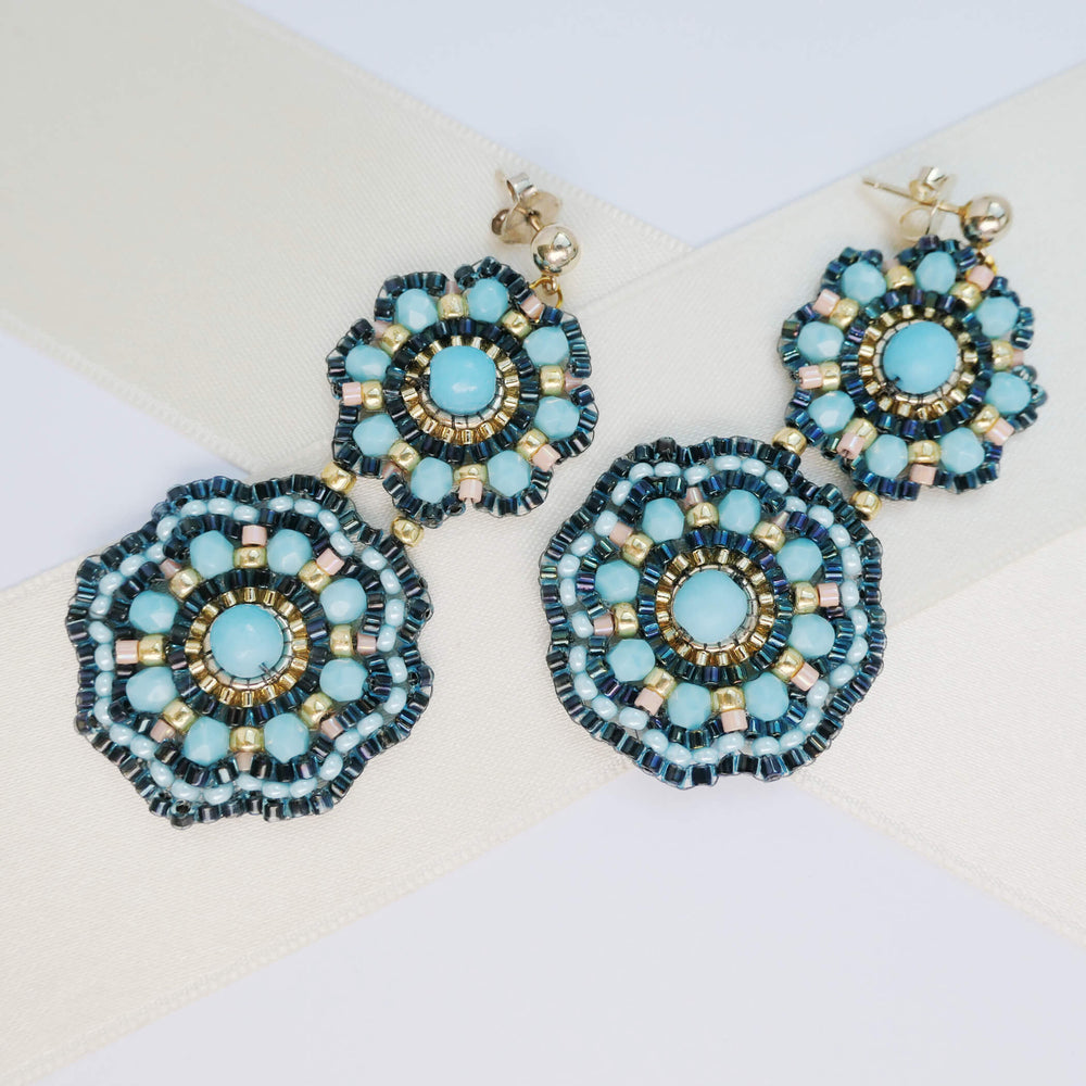 Boho Ohrringe mit Blüten in Dunkelblau, Türkis, Koralle und Gold