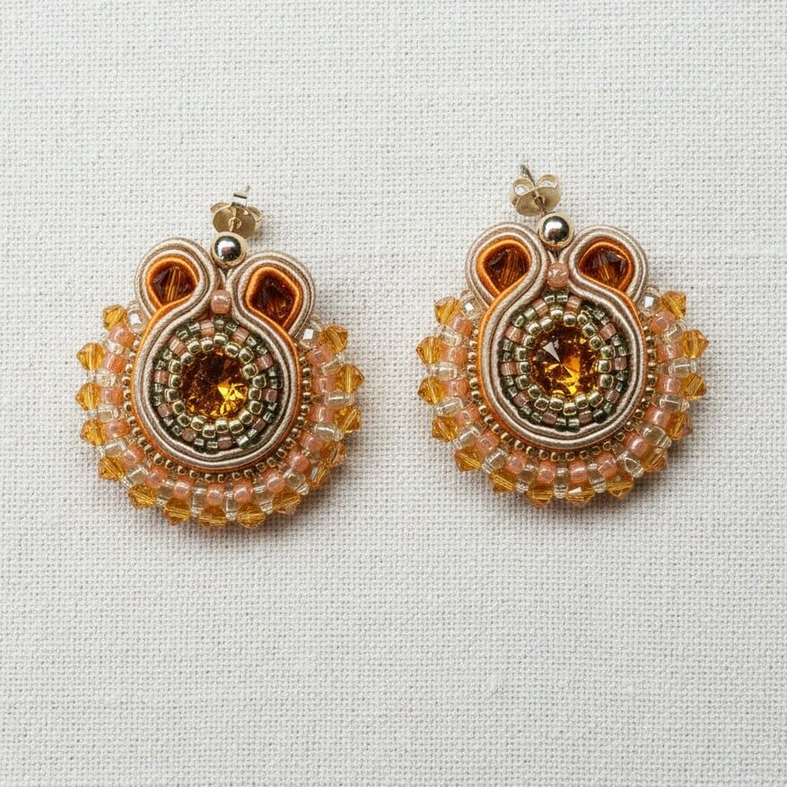 Soutache-Ohrringe in Orange und Gold mit Kristallen