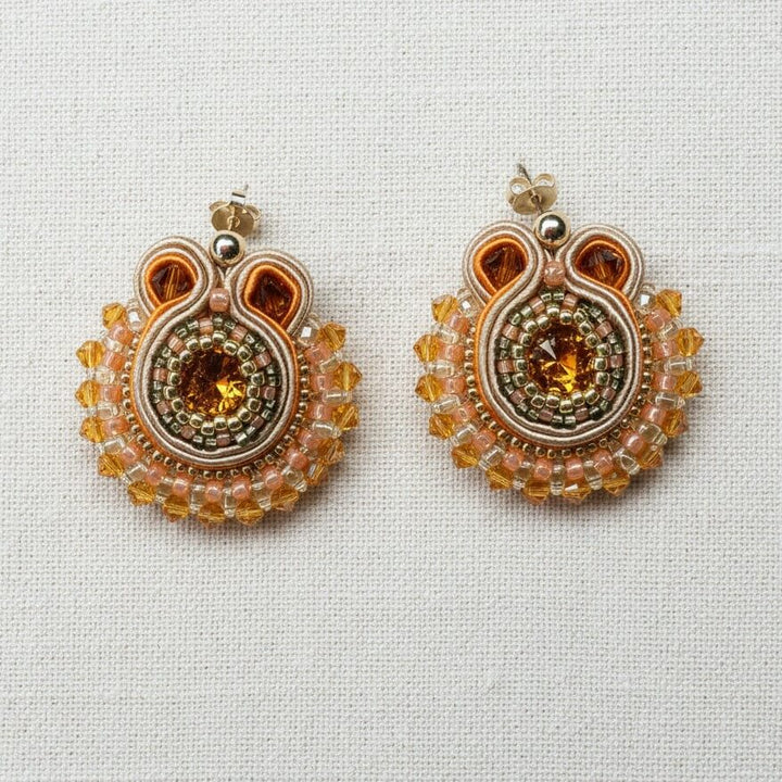 Soutache-Ohrringe in Orange und Gold mit Kristallen