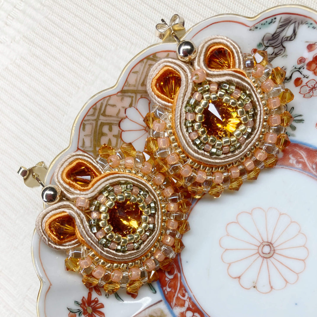 Runde Soutache-Ohrringe in Gold und Orange