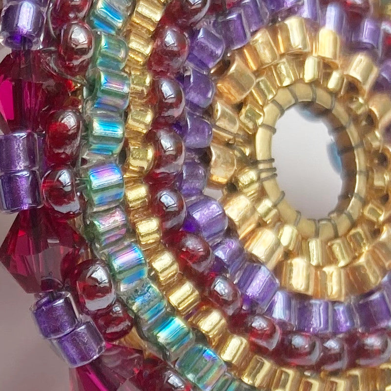 Bunte Perlenohrringe in Pink, Grün und Gold - Details