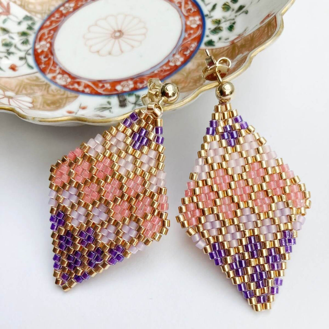 Geometrische Perlenohrringe in Rautenform in Rosa, Koralle, Violett und Gold