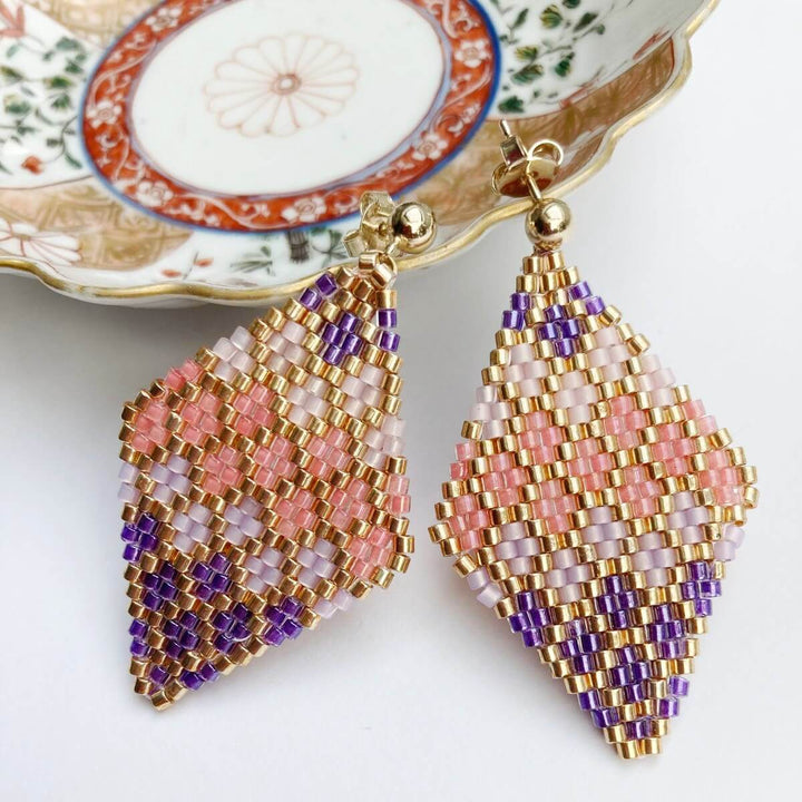 Geometrische Perlenohrringe in Rautenform in Rosa, Koralle, Violett und Gold