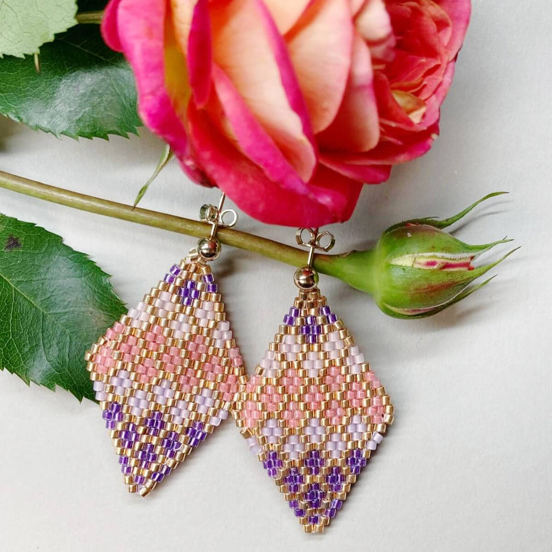 Geometrische Perlenohrringe in Rautenform in Rosa, Koralle, Violett und Gold