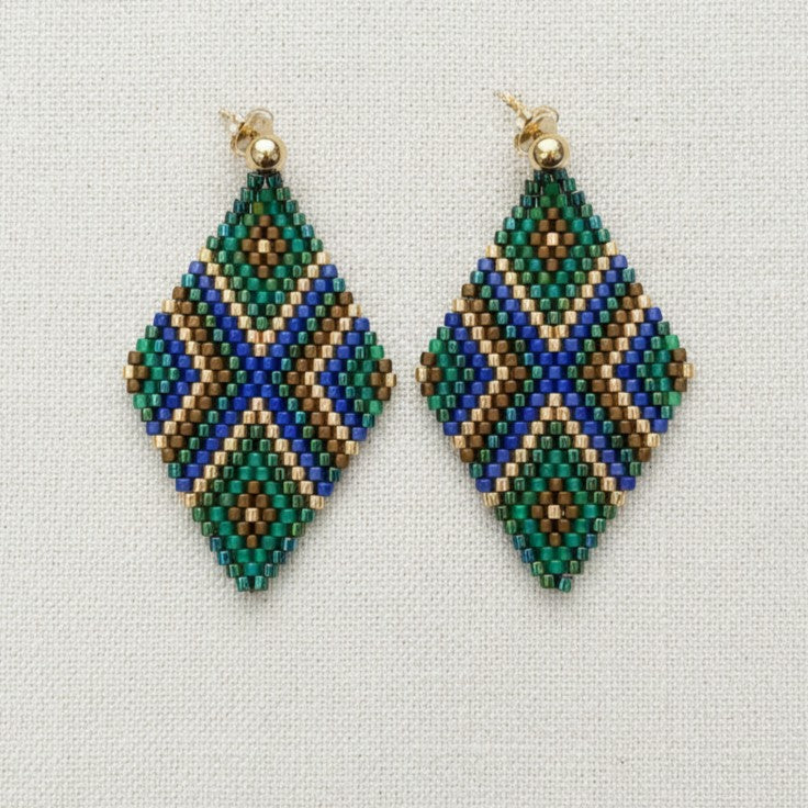 Geometrische Ohrringe in Grün und Gold in Rautenform