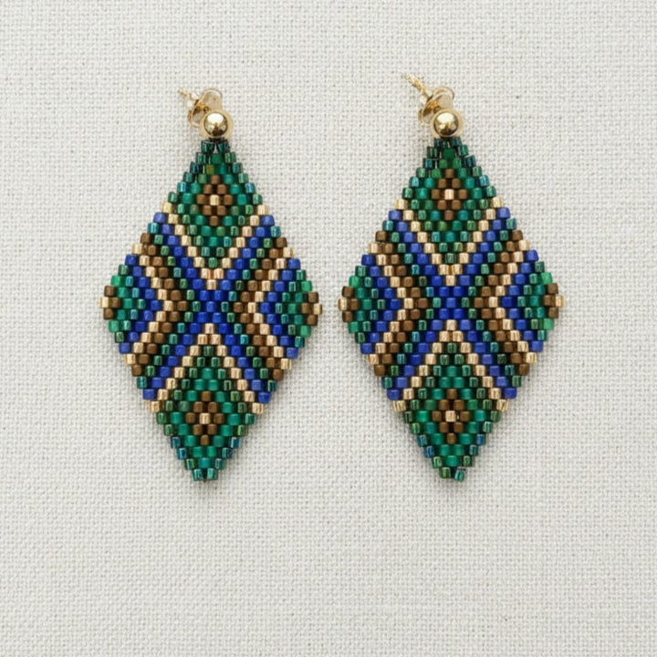 Geometrische Ohrringe in Grün und Gold in Rautenform
