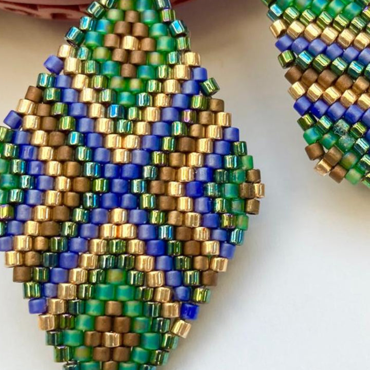 Geometrische Ohrringe in Grün und Gold in Rautenform