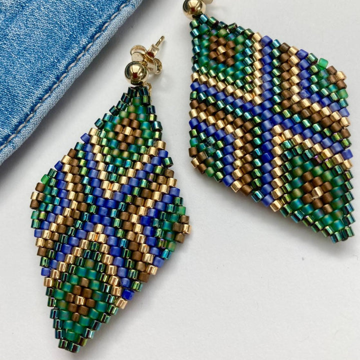 Geometrische Ohrringe in Grün und Gold in Rautenform