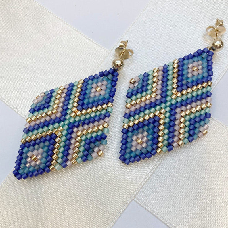 Geometrische Ohrringe in Blau und Gold in Rautenform