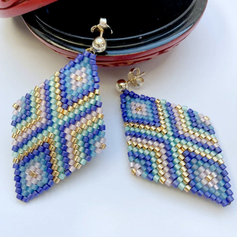 Geometrische Ohrringe in Blau und Gold in Rautenform