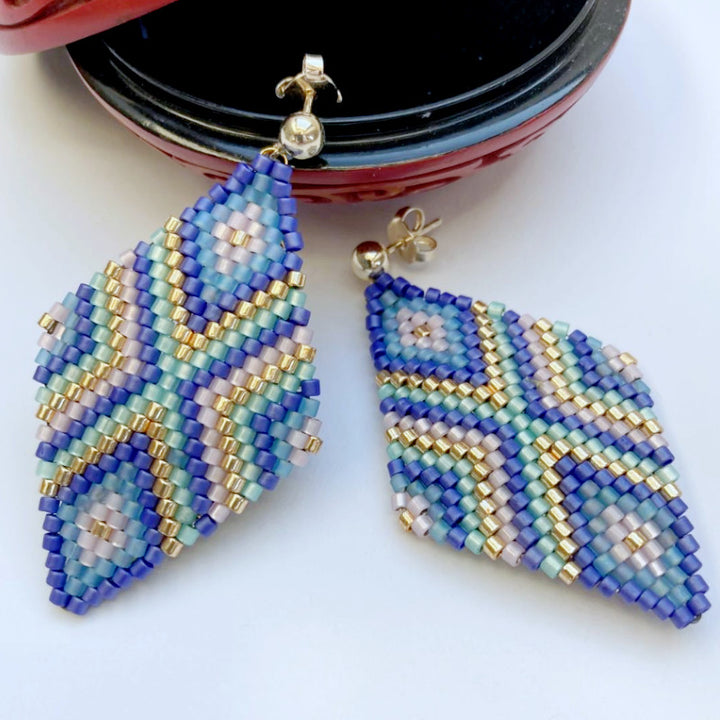 Geometrische Ohrringe in Blau und Gold in Rautenform
