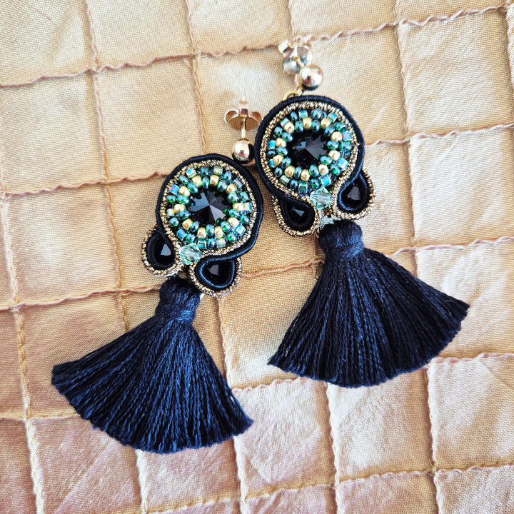 Soutache-Ohrringe mit Quaste in Schwarz