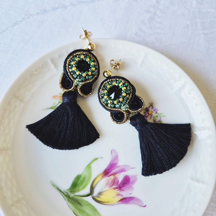 Soutache-Ohrringe mit Quaste in Schwarz