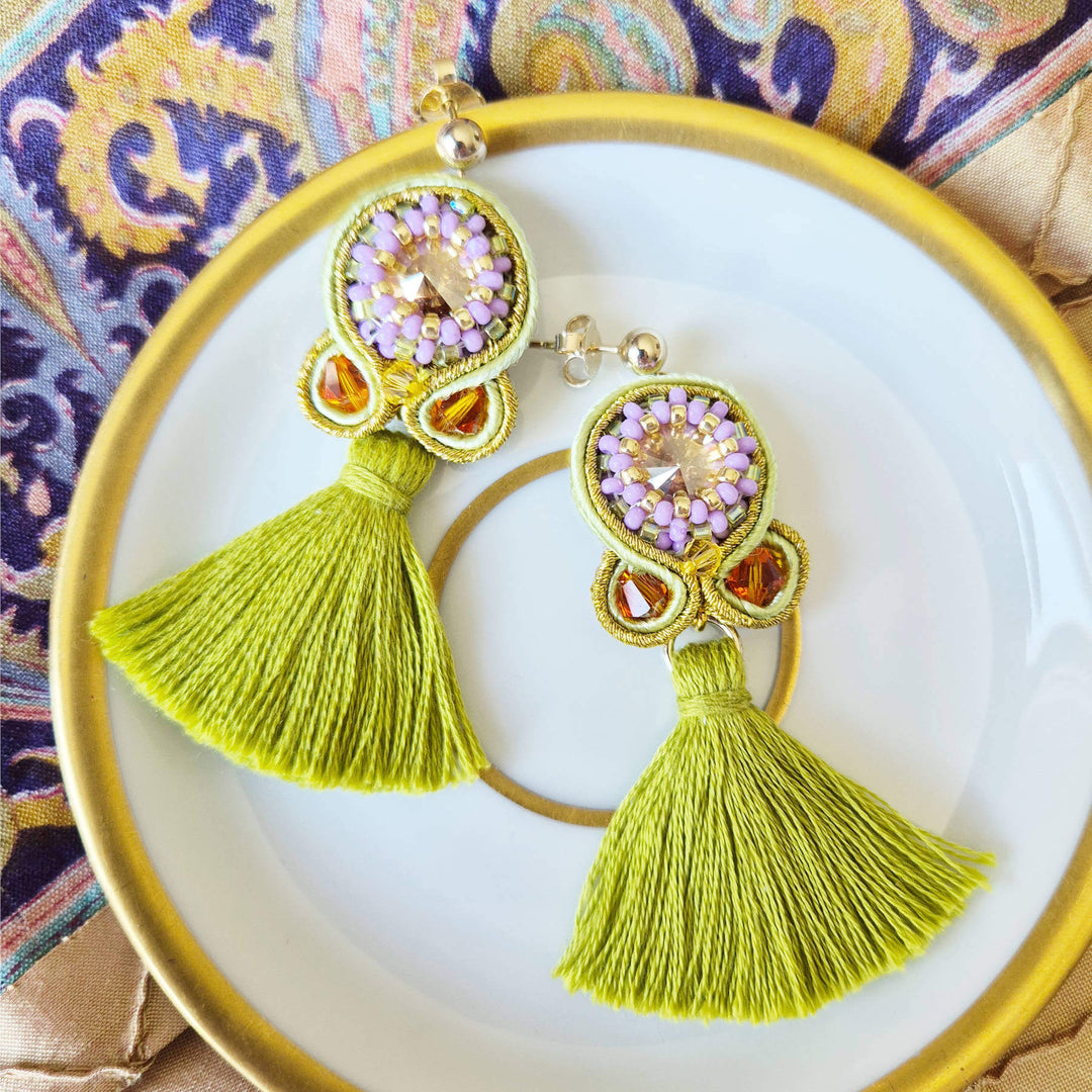 Soutache-Ohrhänger mit Quaste in Hellgrün-Violett