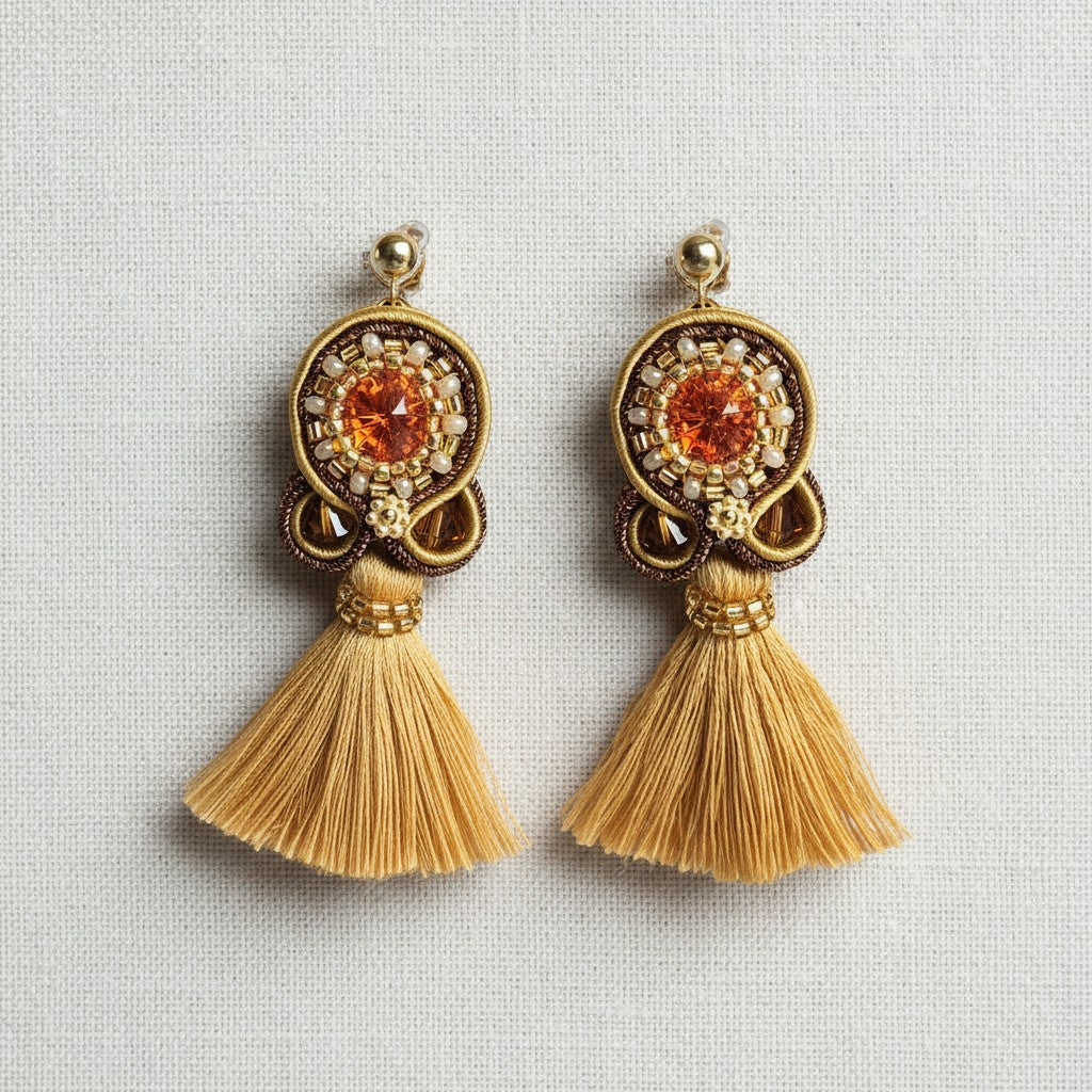 Soutache-Ohrringe mit Quaste in Safrangelb