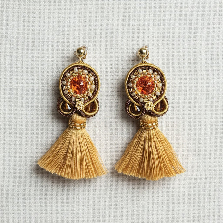 Soutache-Ohrringe mit Quaste in Safrangelb