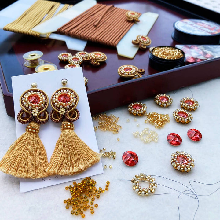 Bei der Anfertigung: Soutache Ohrringe gelb mit Quaste, handgefertigt von Perlotte Schmuck 
