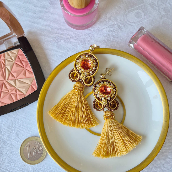 Details Soutache Ohrringe mit goldgelber Quaste