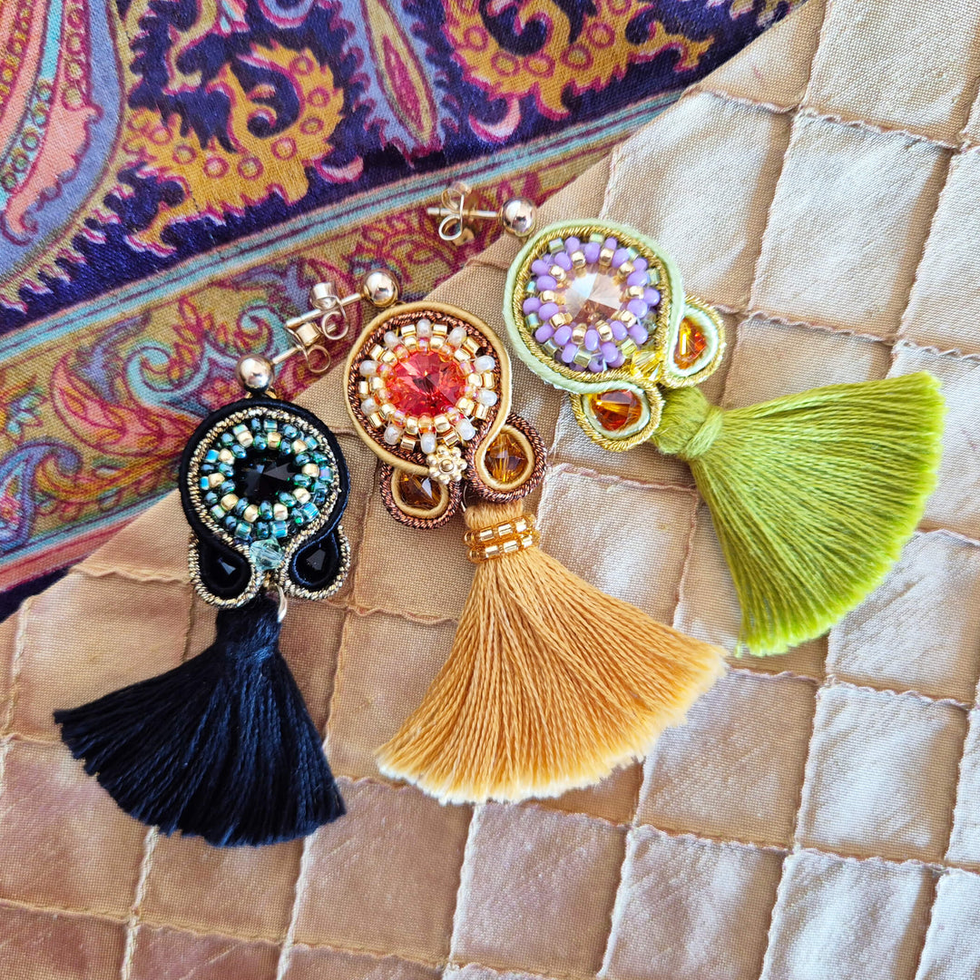 Schwarze Soutache-Ohrringe mit Quaste
