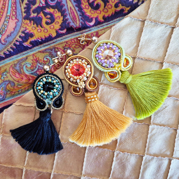 Schwarze Soutache-Ohrringe mit Quaste