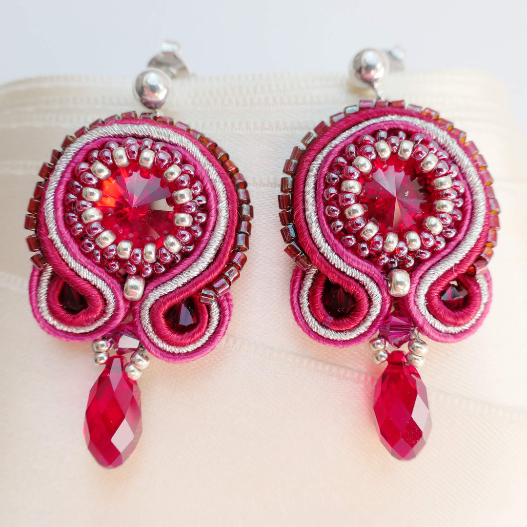 Soutache-Ohrringe Rot-Silber mit Swarovski Kristallen
