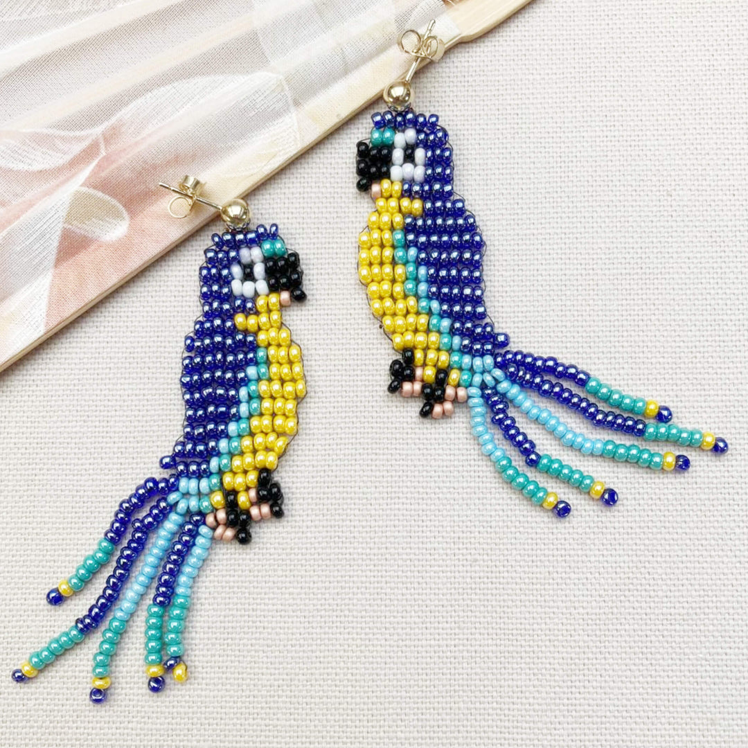 Ohrringe mit blauem Papagei aus Rocailles-Perlen, handgefertigt bei Perlotte Schmuck