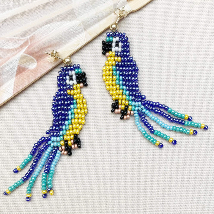 Ohrringe mit blauem Papagei aus Rocailles-Perlen, handgefertigt bei Perlotte Schmuck