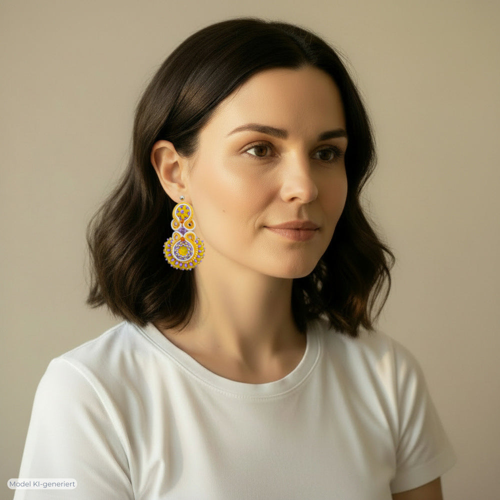 Soutache-Ohrringe Gelb und Violett getragen, vergoldeter Stecker